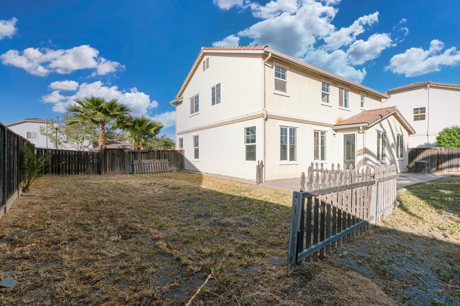 2325 S Creekside Dr, Los Banos, CA 93635