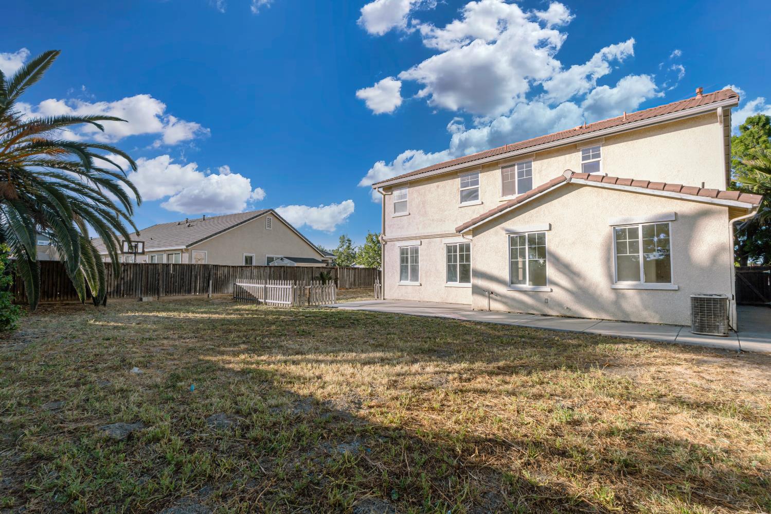 2325 S Creekside Dr, Los Banos, CA 93635