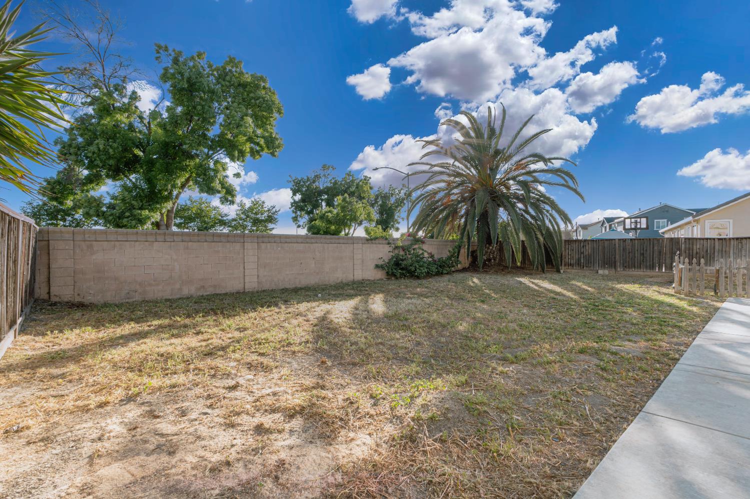 2325 S Creekside Dr, Los Banos, CA 93635