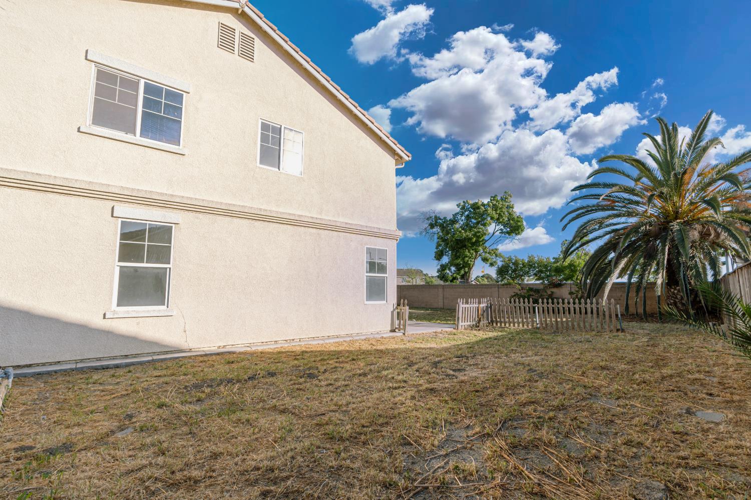 2325 S Creekside Dr, Los Banos, CA 93635