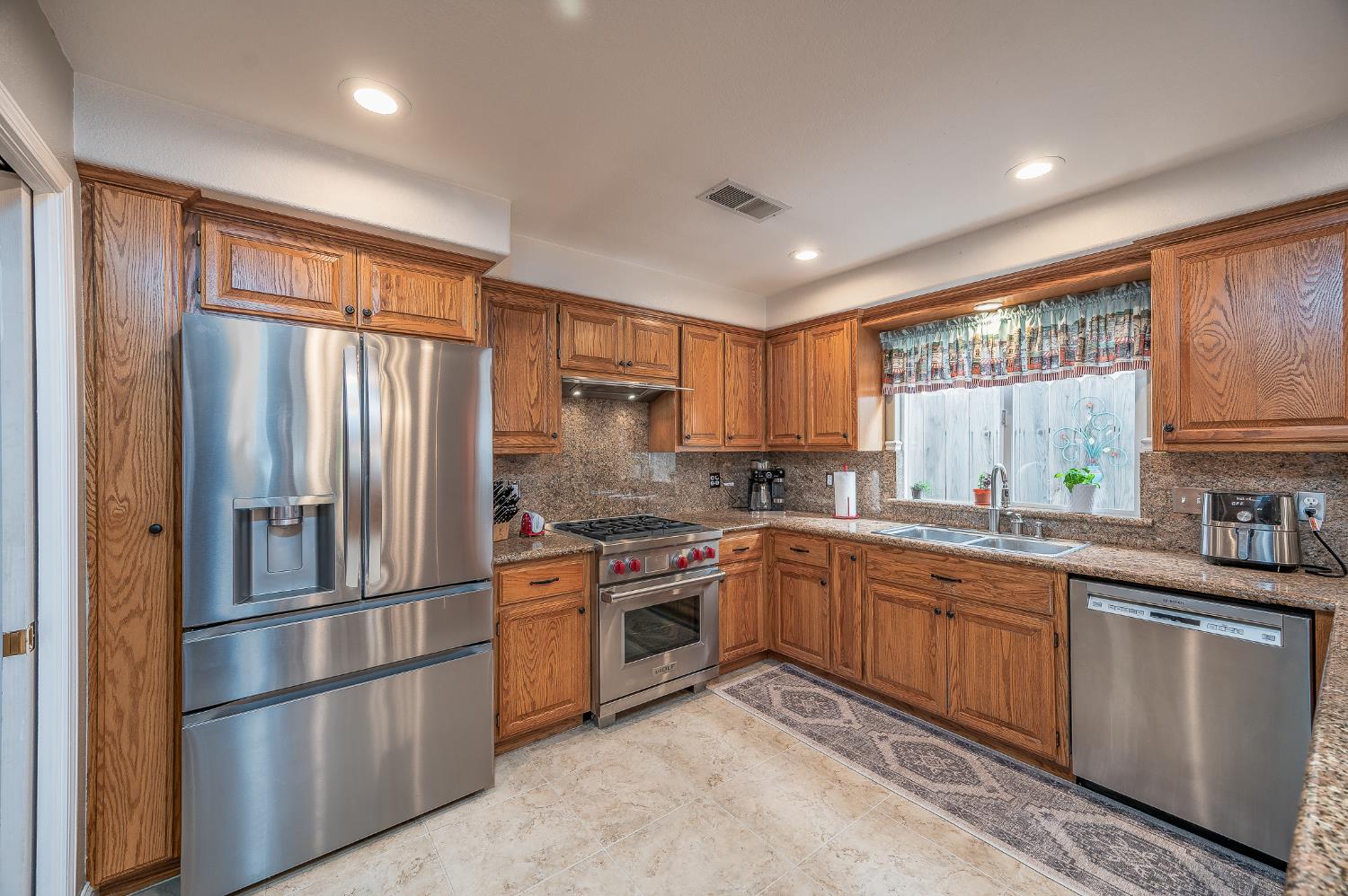 1253 River Bluff Dr, Oakdale, CA 95361