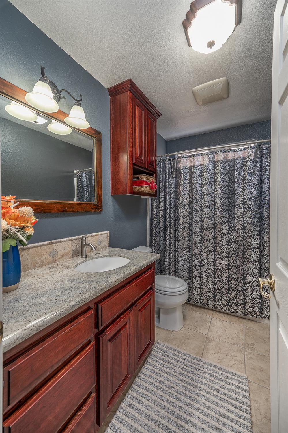 1253 River Bluff Dr, Oakdale, CA 95361