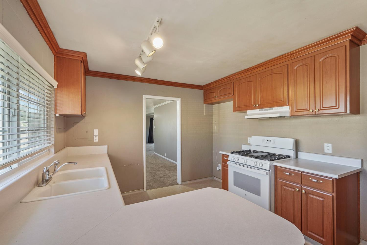 281 Lambuth Ave, Oakdale, CA 95361