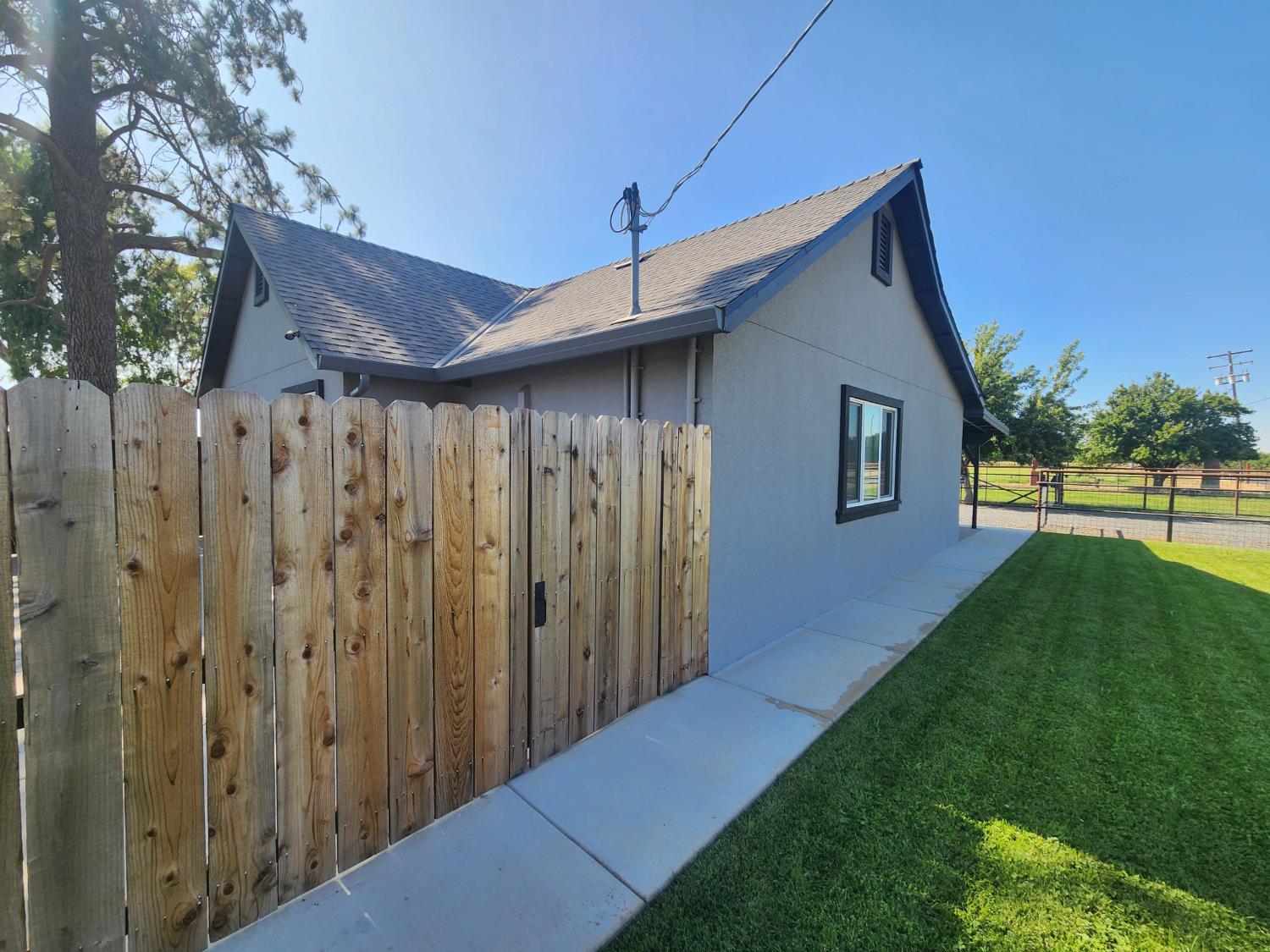 20383 Sutliff Rd, Escalon, CA 95320
