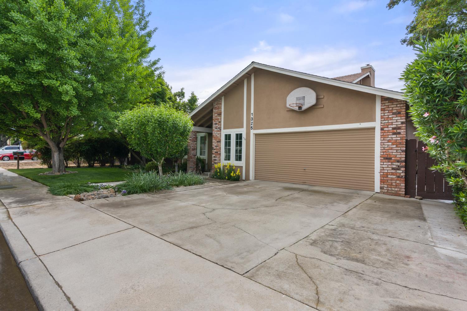 1325 Forest Dr, Turlock, CA 95380