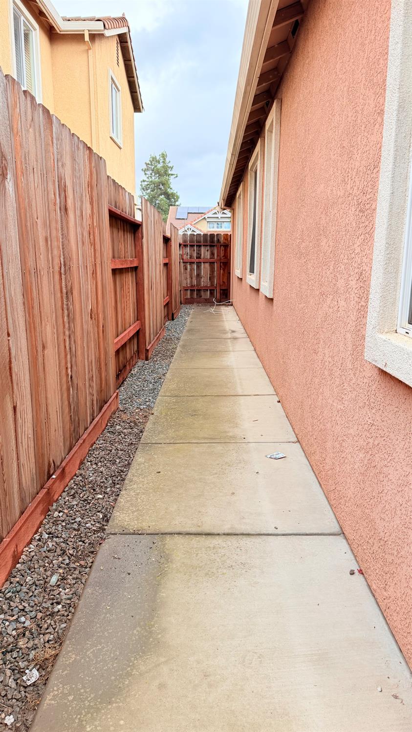 2518 clayridge Ct, Riverbank, CA 95367