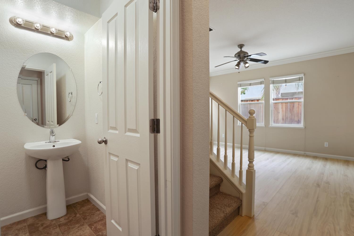 1542 Hearthsong Dr, Manteca, CA 95337