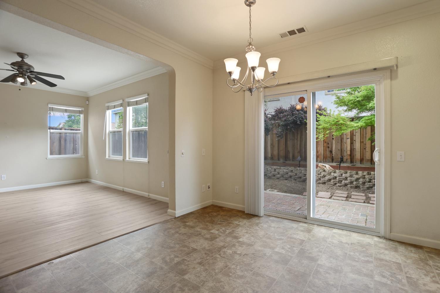 1542 Hearthsong Dr, Manteca, CA 95337