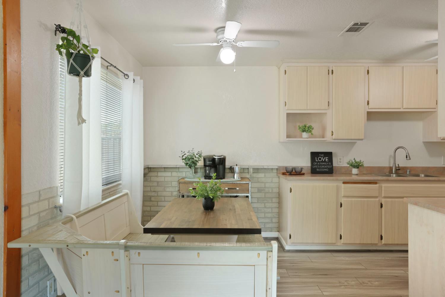 822 Buchanon Ln, Manteca, CA 95336