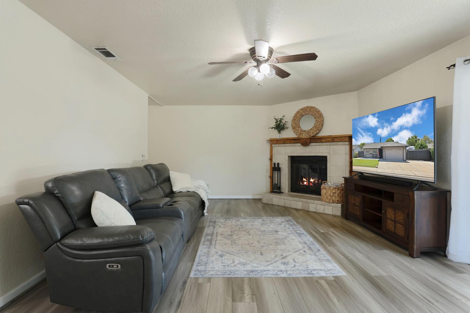 822 Buchanon Ln, Manteca, CA 95336