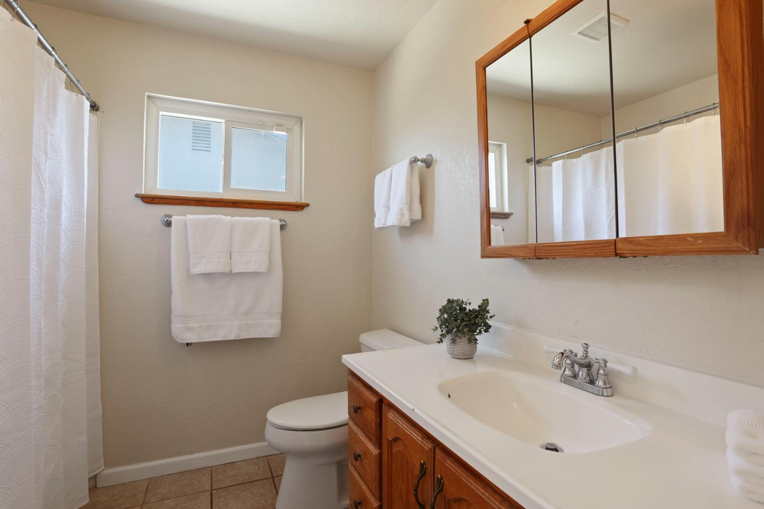 822 Buchanon Ln, Manteca, CA 95336