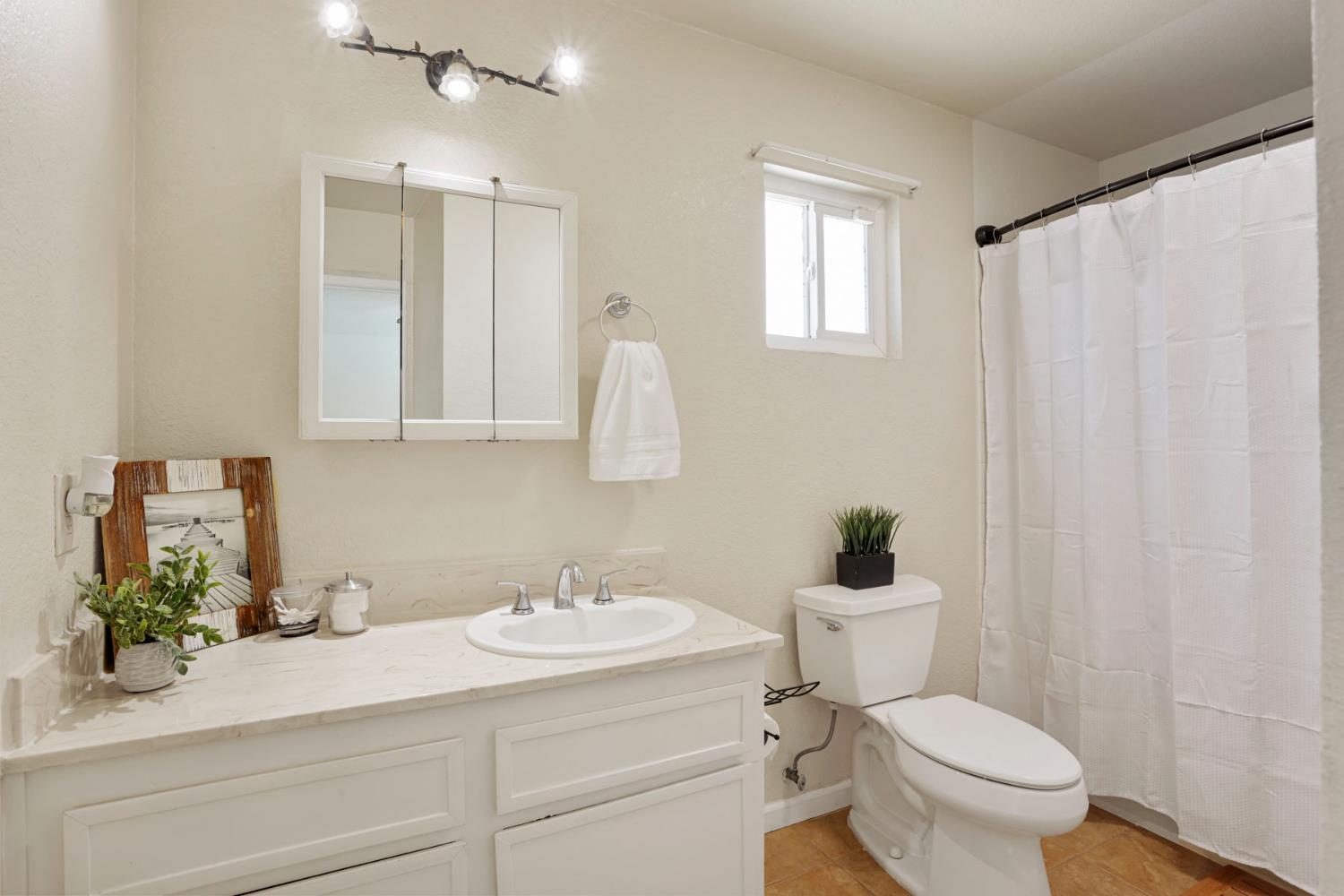 822 Buchanon Ln, Manteca, CA 95336