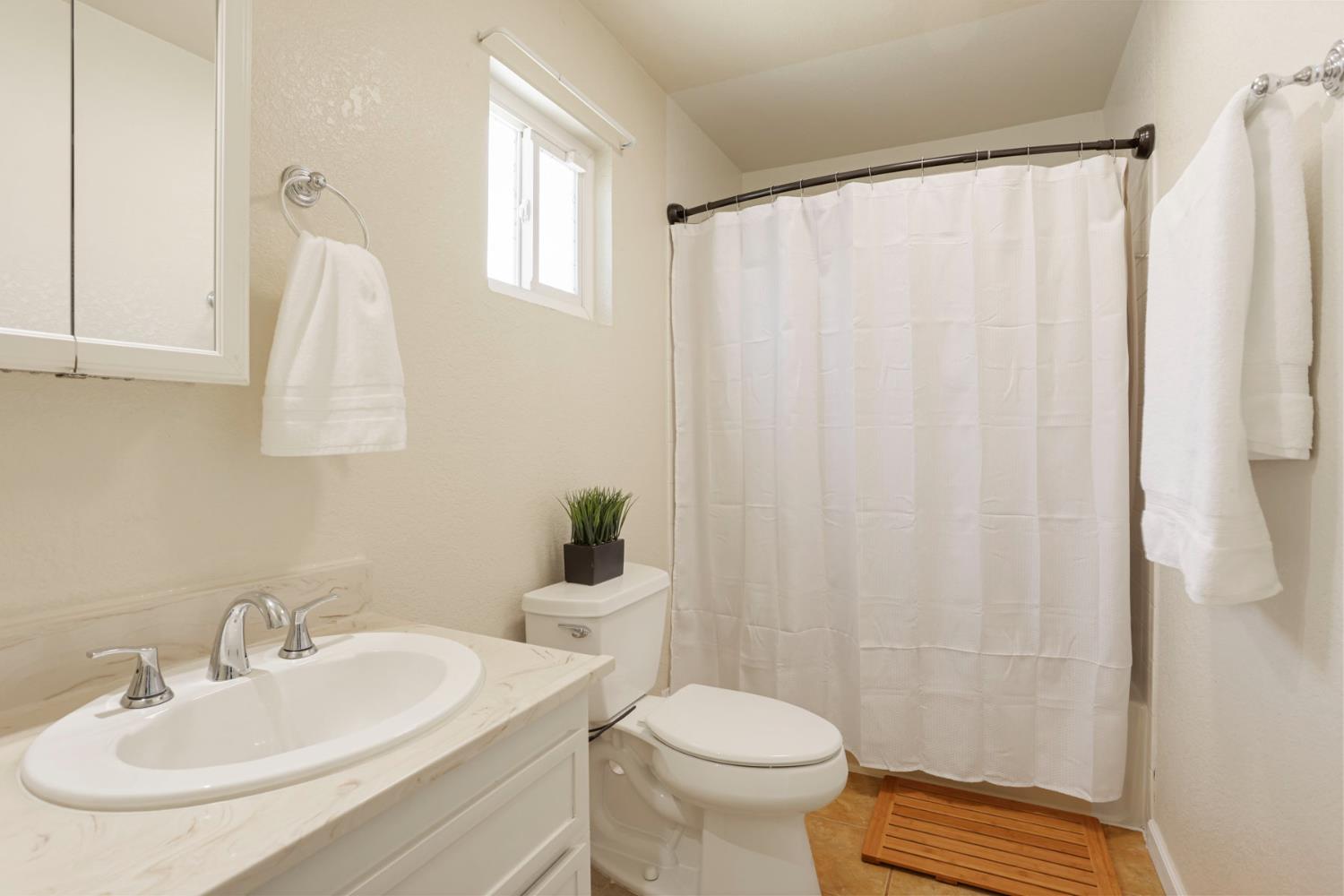 822 Buchanon Ln, Manteca, CA 95336