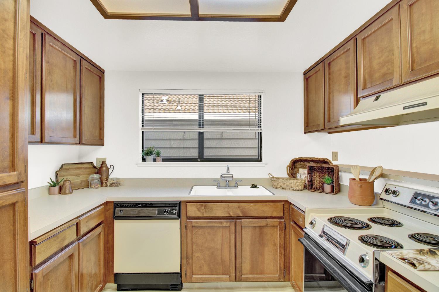 2204 Camborne Dr, Modesto, CA 95356