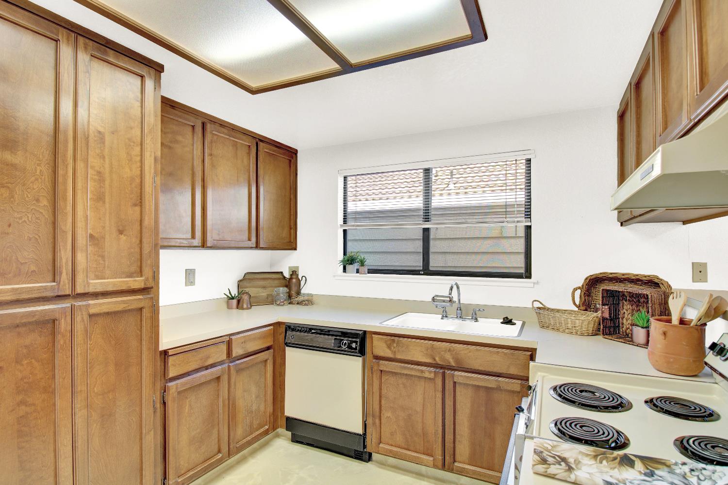 2204 Camborne Dr, Modesto, CA 95356