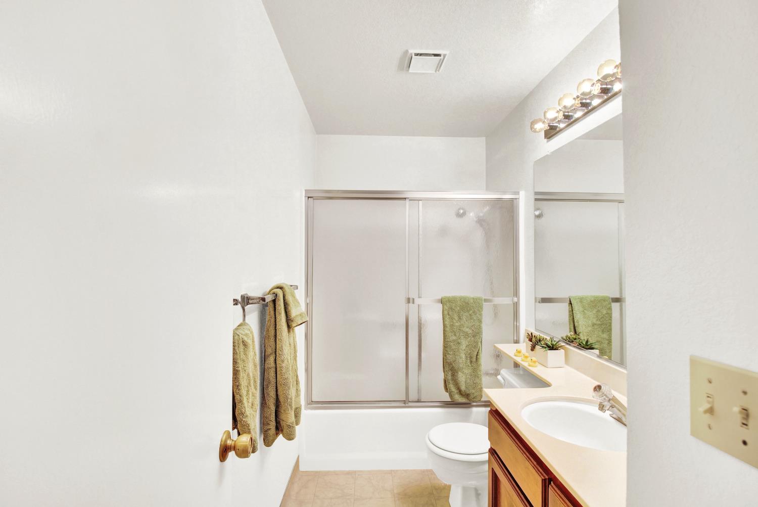 2204 Camborne Dr, Modesto, CA 95356