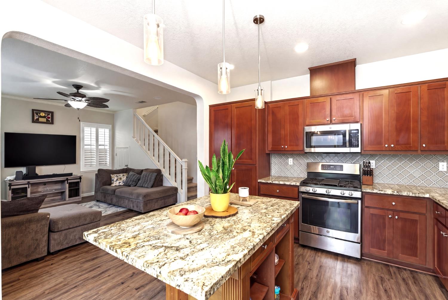 1574 Hearthsong Dr, Manteca, CA 95337