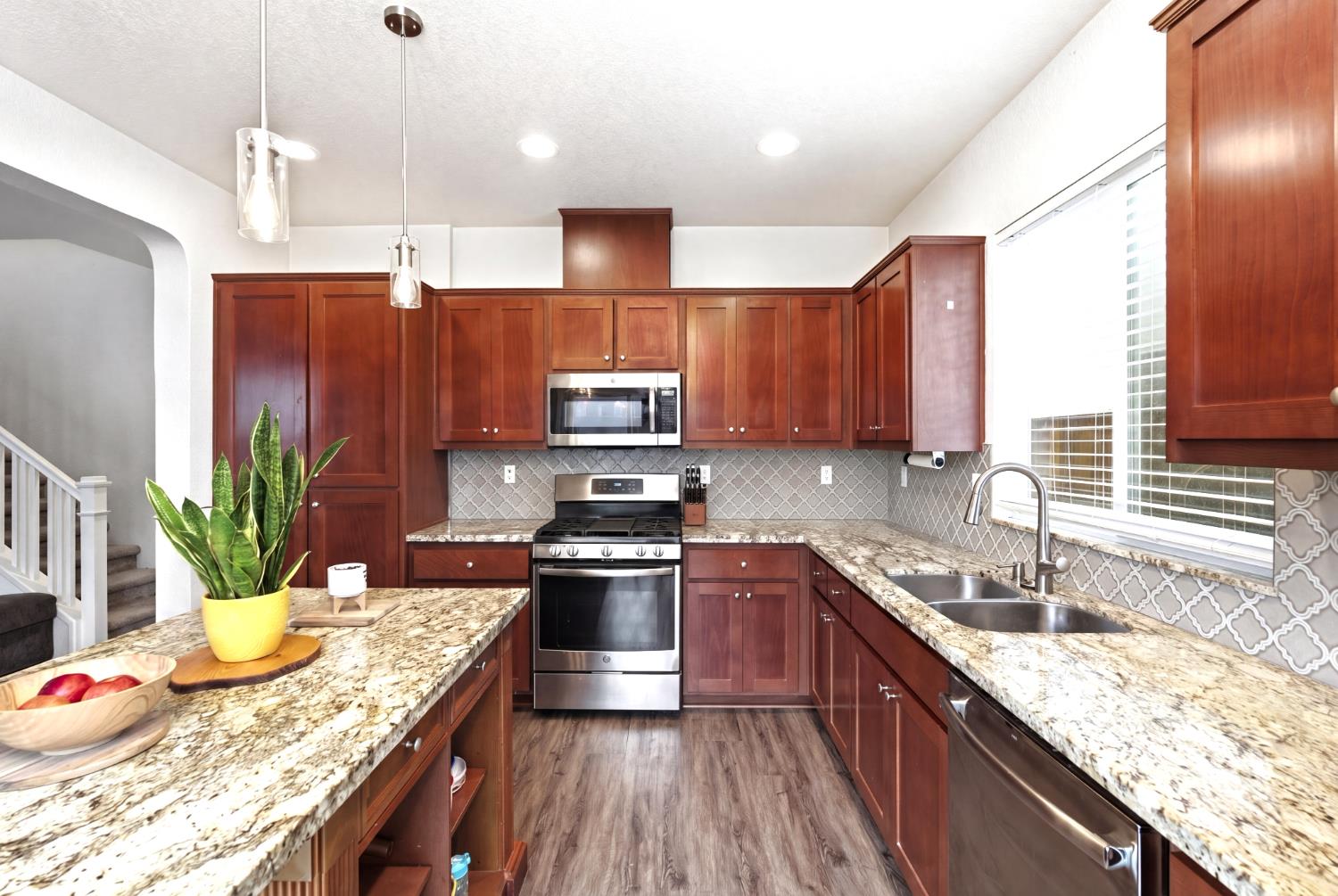 1574 Hearthsong Dr, Manteca, CA 95337