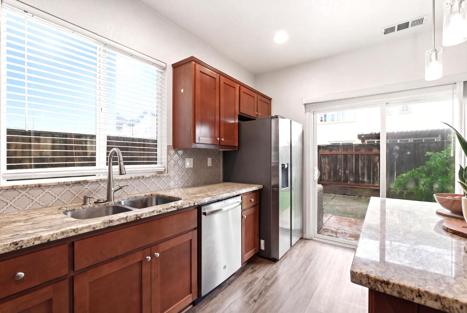 1574 Hearthsong Dr, Manteca, CA 95337