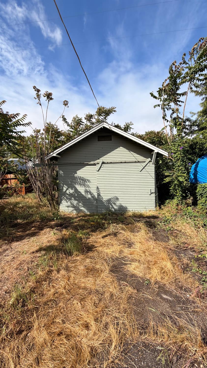 324 S Church Ave, Oakdale, CA 95361