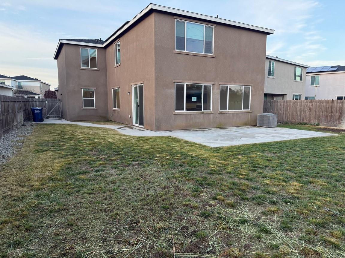 2415 Explorador Dr, Merced, CA 95340