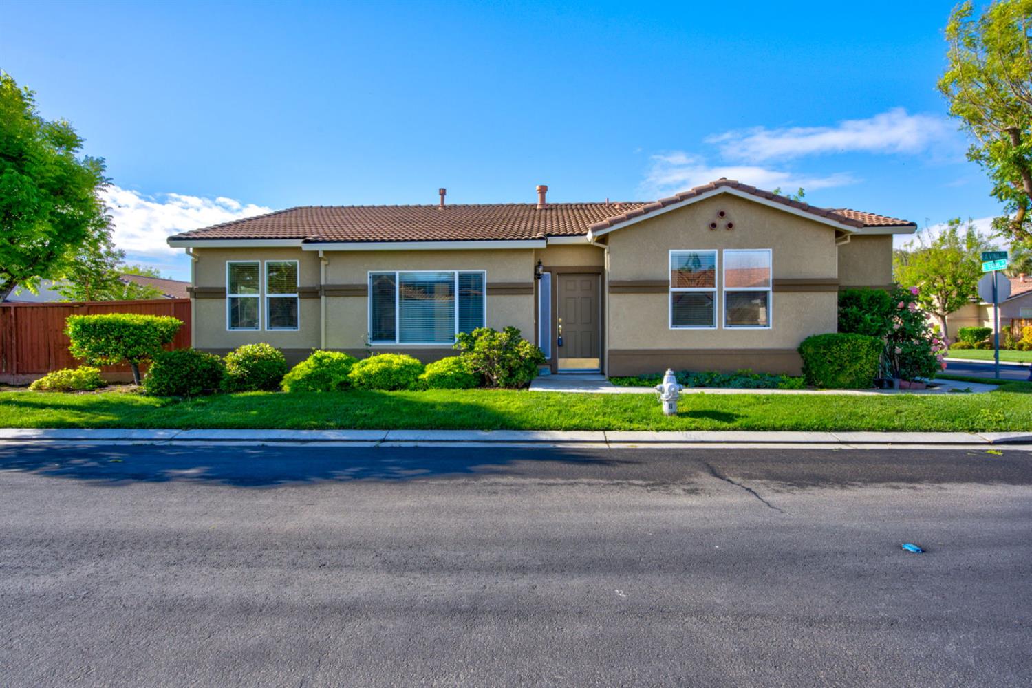 824 El Tesoro Ln, Los Banos, CA 93635