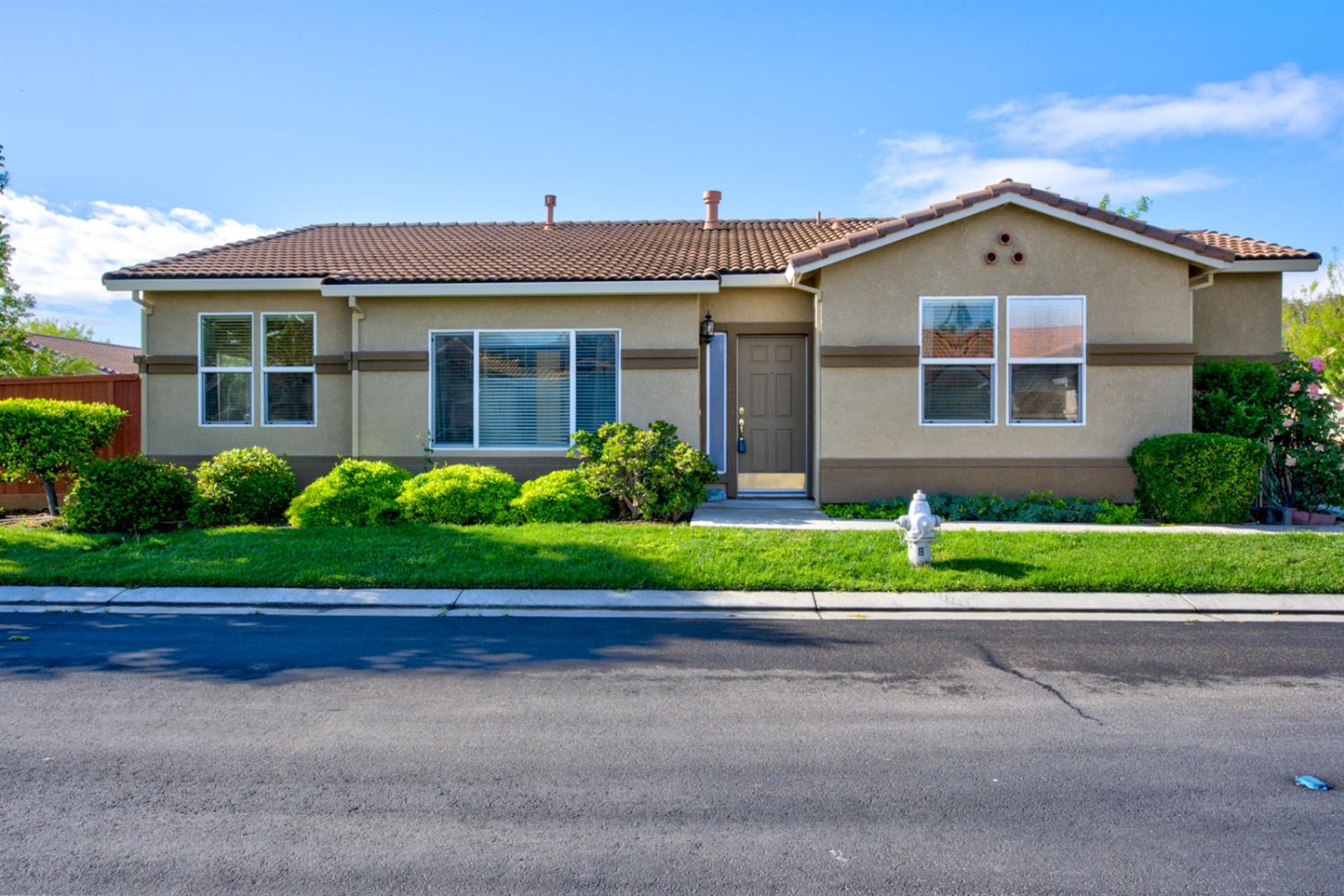 824 El Tesoro Ln, Los Banos, CA 93635