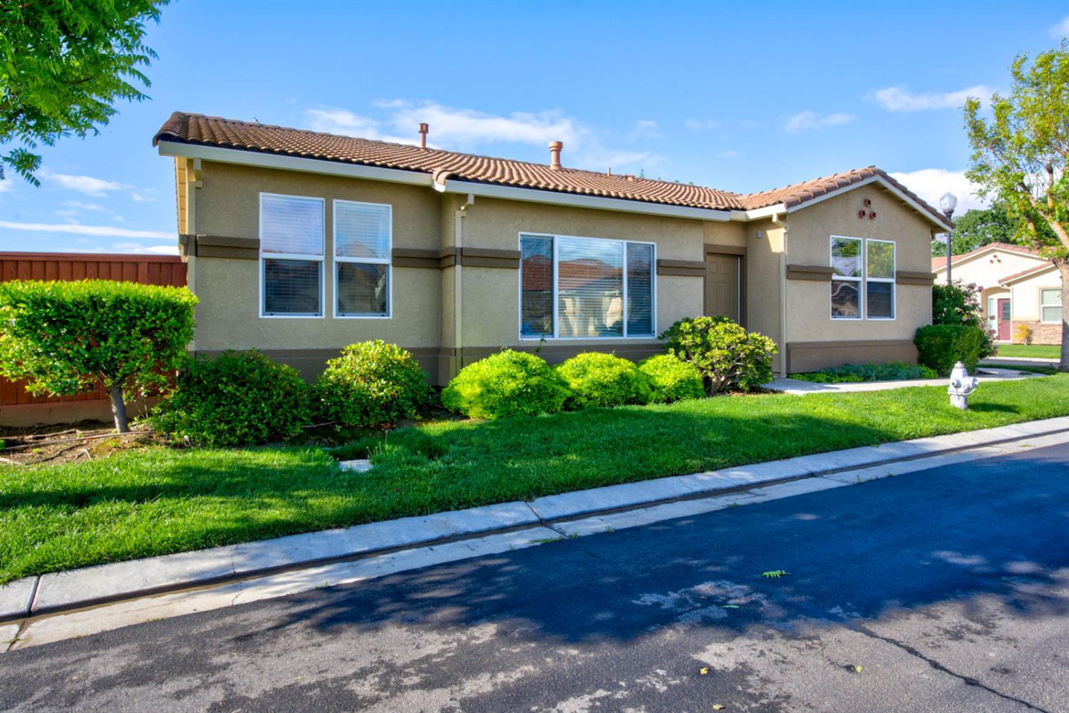 824 El Tesoro Ln, Los Banos, CA 93635