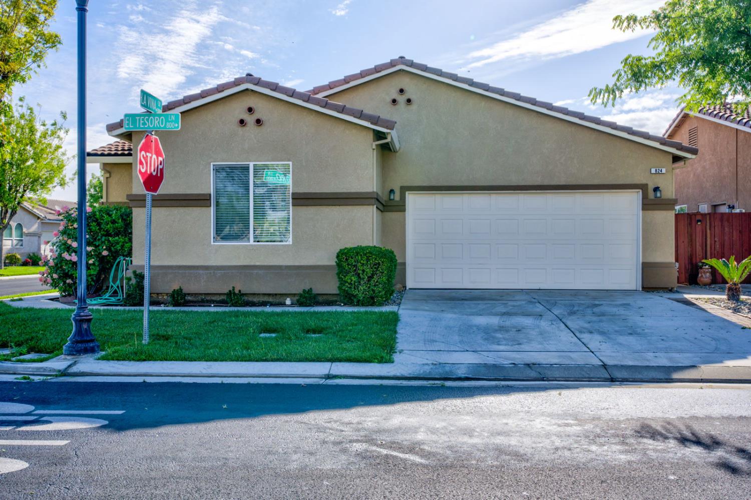 824 El Tesoro Ln, Los Banos, CA 93635