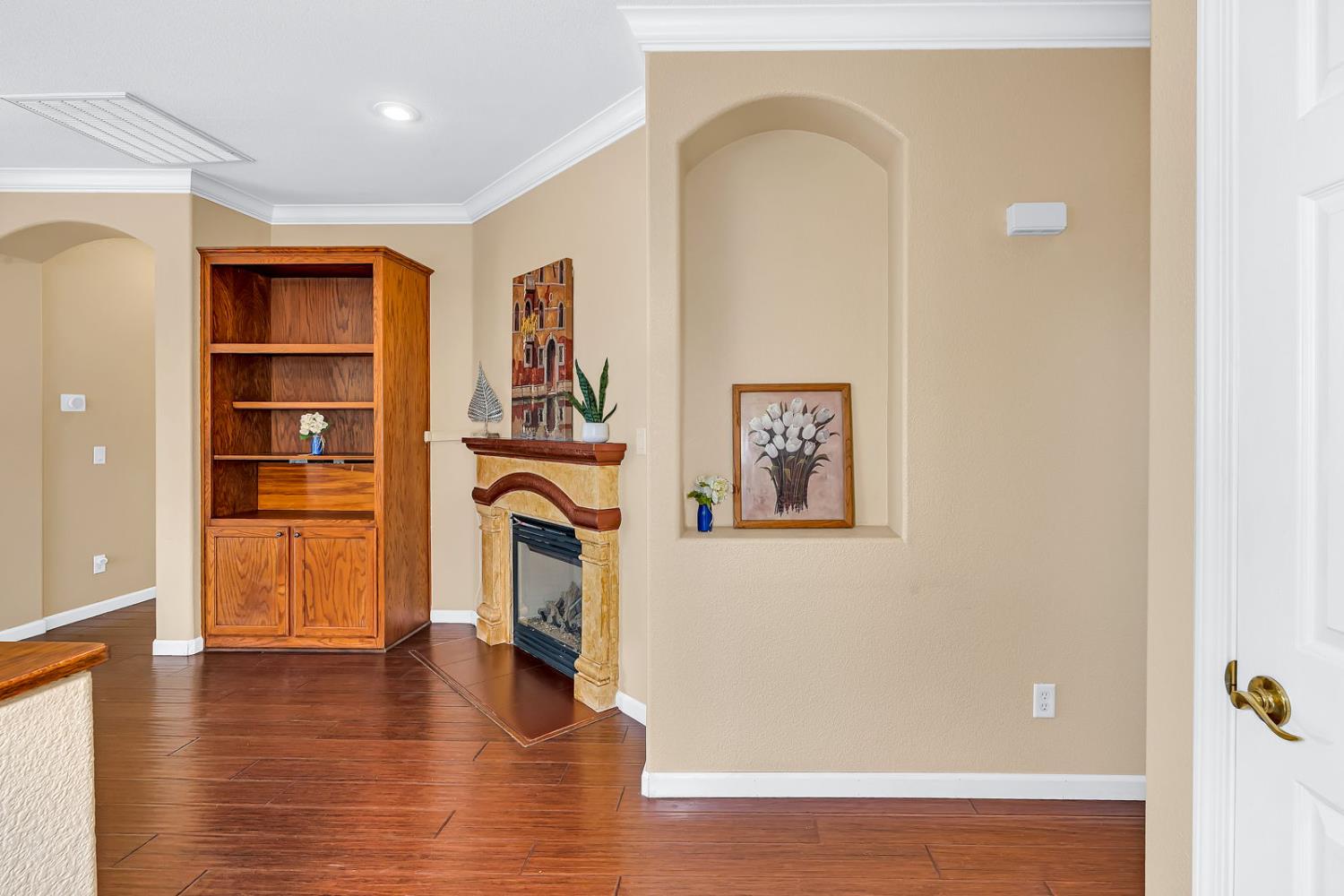 824 El Tesoro Ln, Los Banos, CA 93635