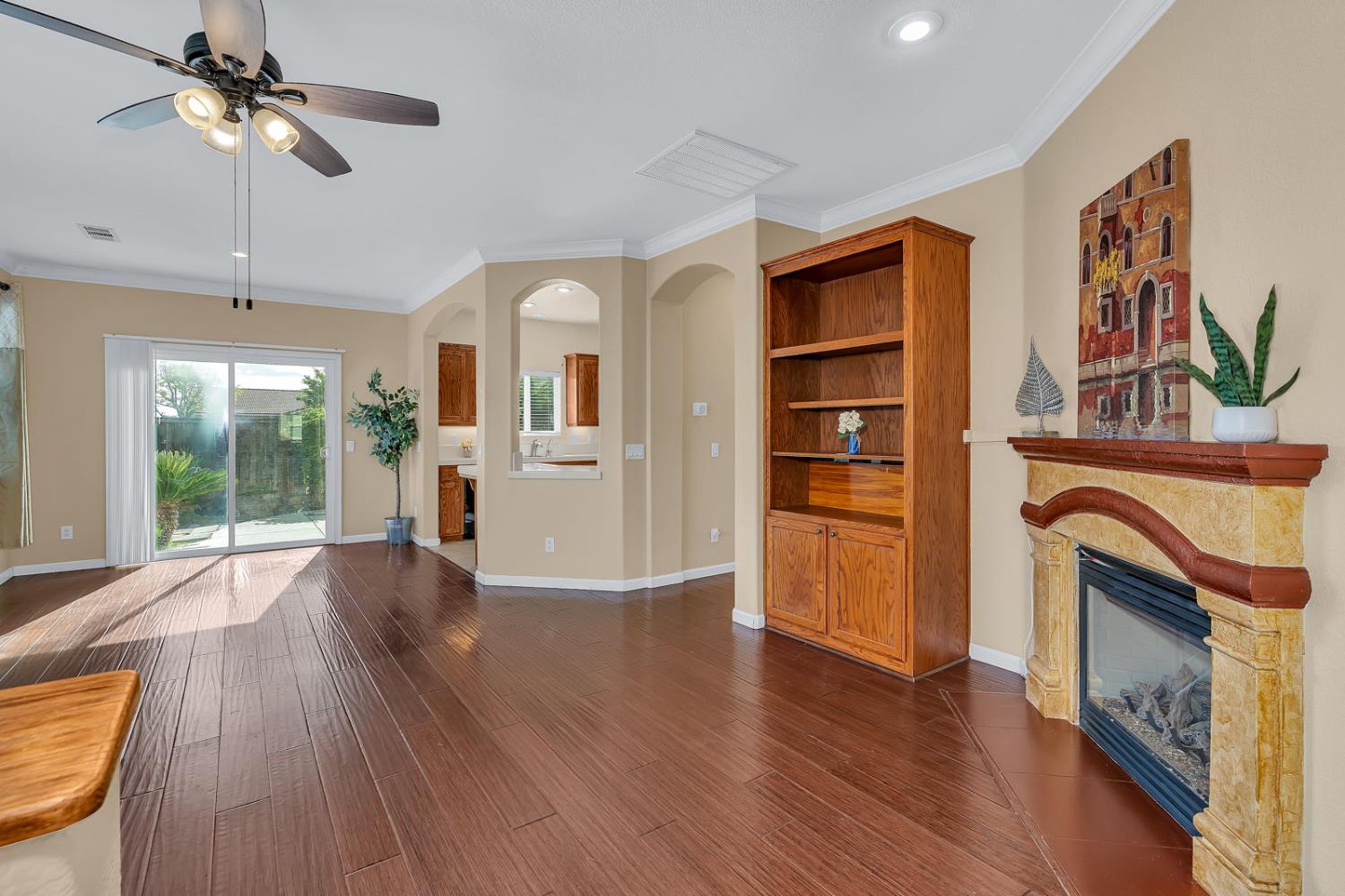 824 El Tesoro Ln, Los Banos, CA 93635