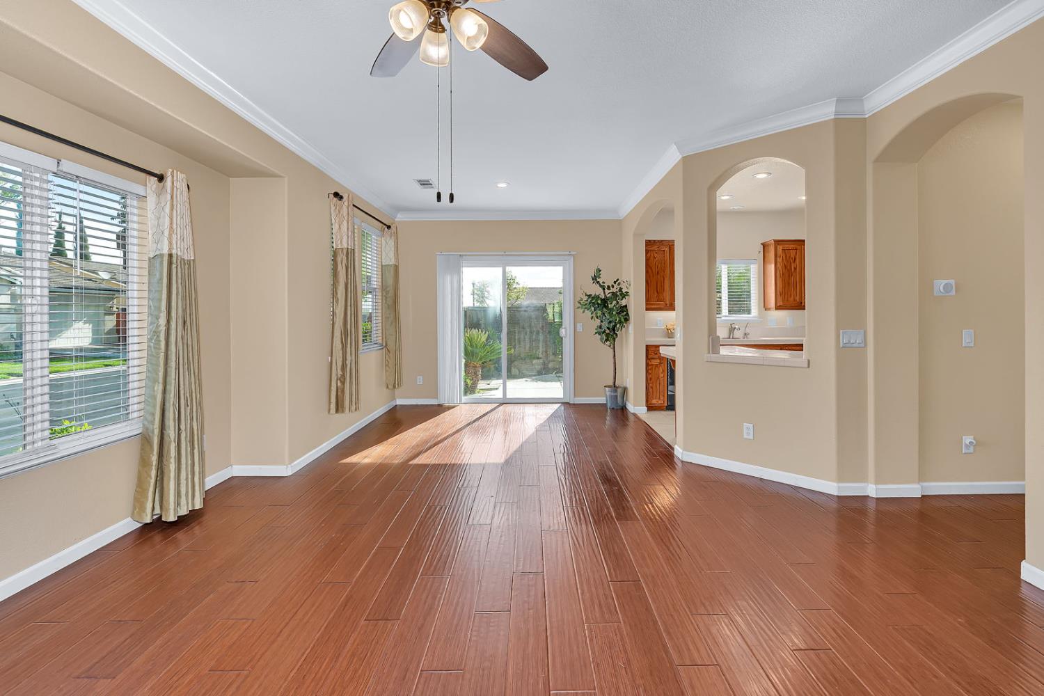 824 El Tesoro Ln, Los Banos, CA 93635