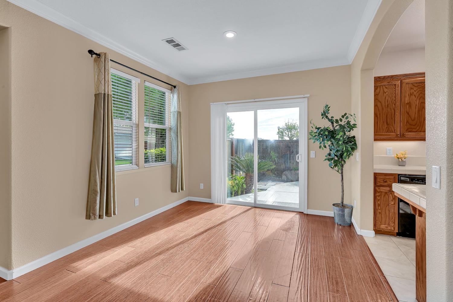 824 El Tesoro Ln, Los Banos, CA 93635