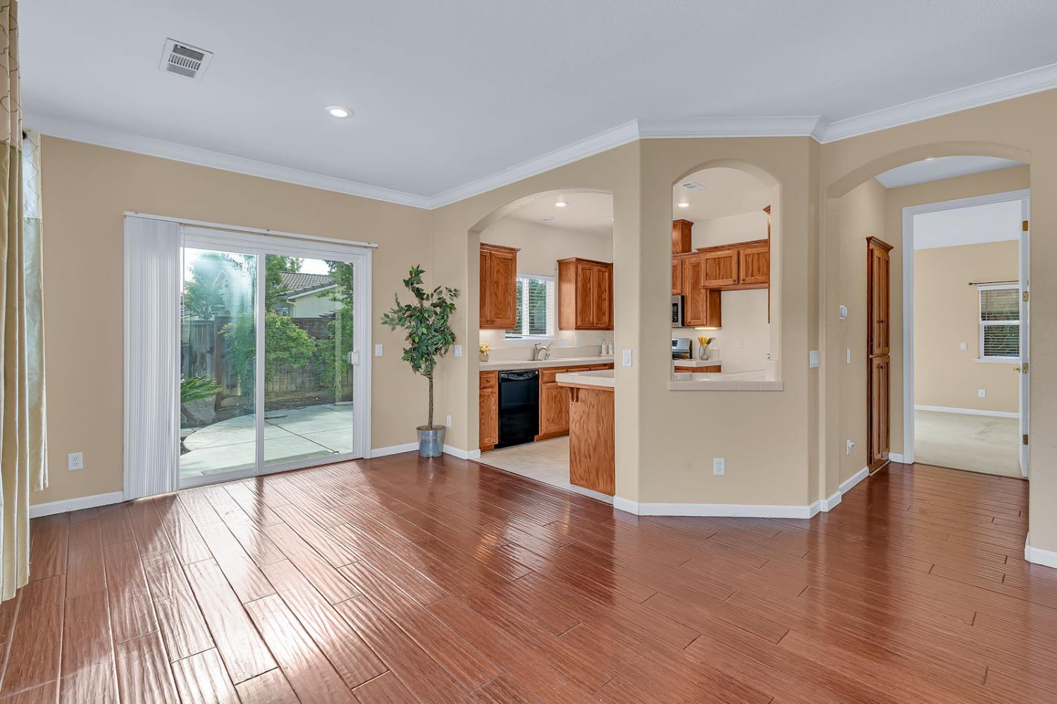 824 El Tesoro Ln, Los Banos, CA 93635