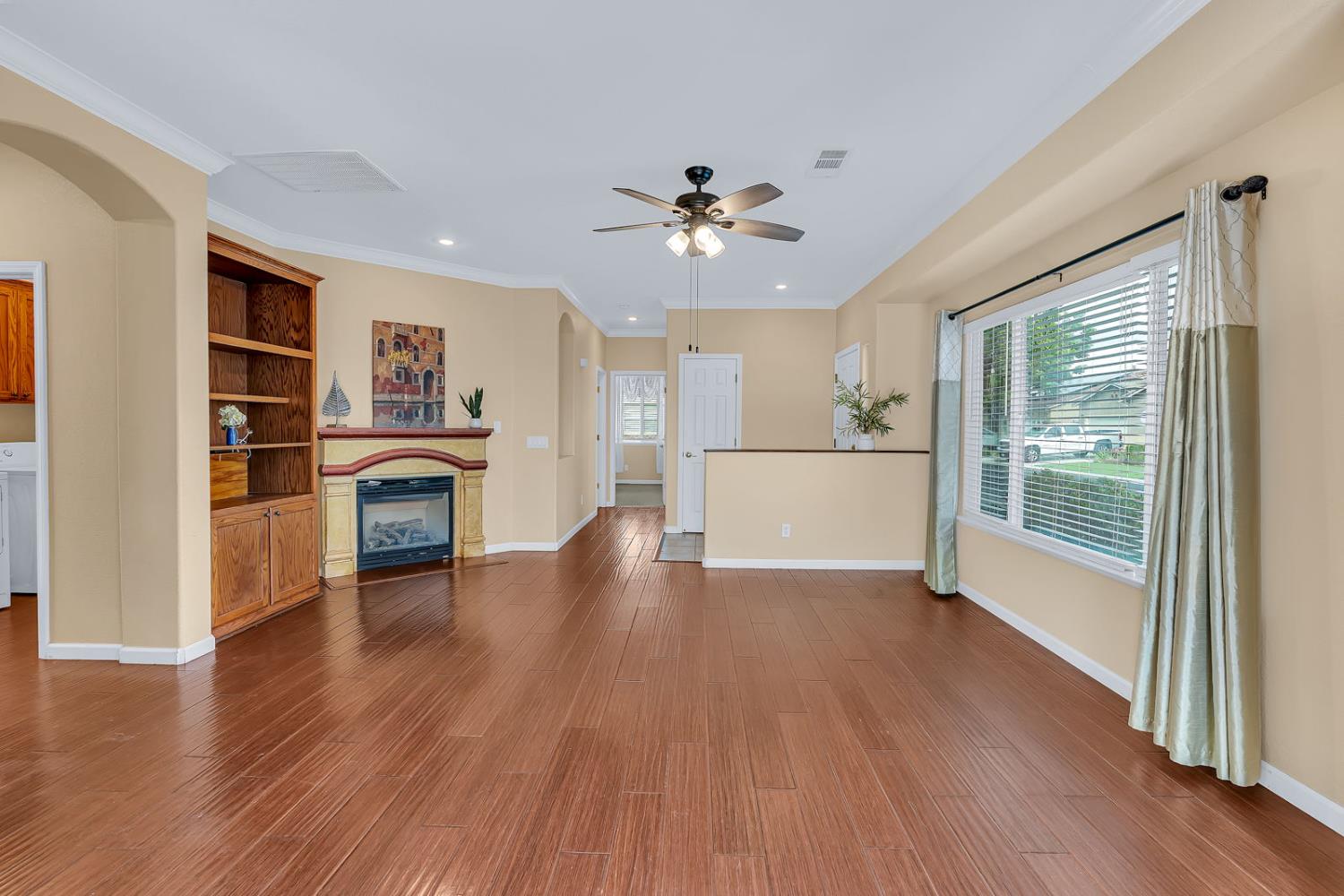 824 El Tesoro Ln, Los Banos, CA 93635