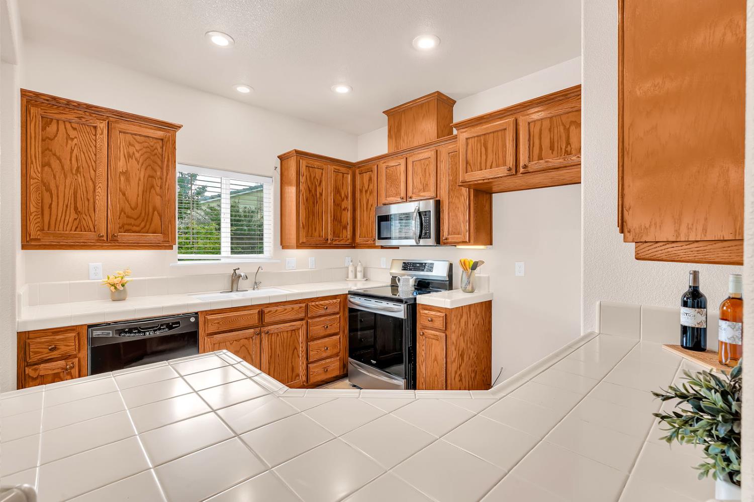 824 El Tesoro Ln, Los Banos, CA 93635