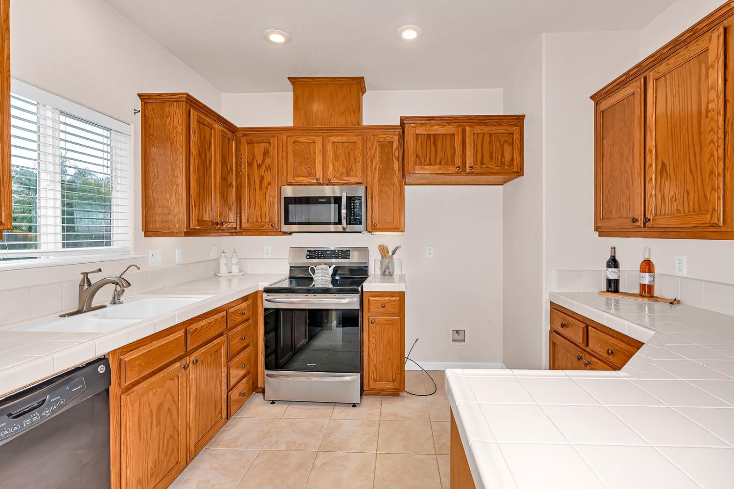 824 El Tesoro Ln, Los Banos, CA 93635