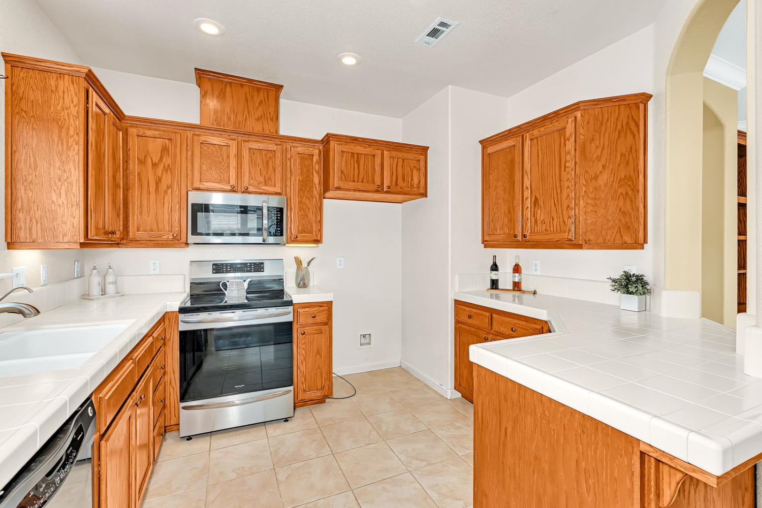 824 El Tesoro Ln, Los Banos, CA 93635