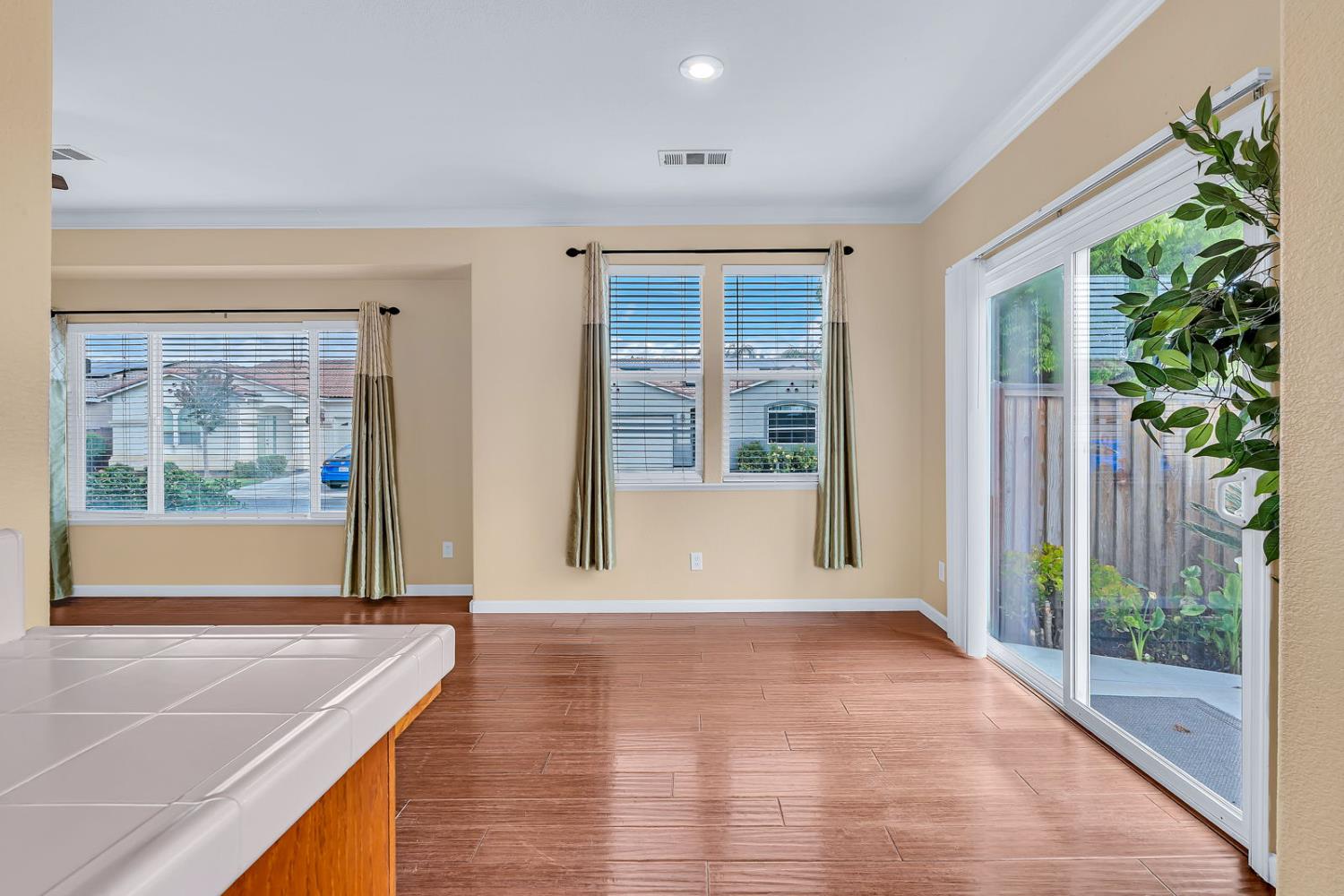 824 El Tesoro Ln, Los Banos, CA 93635