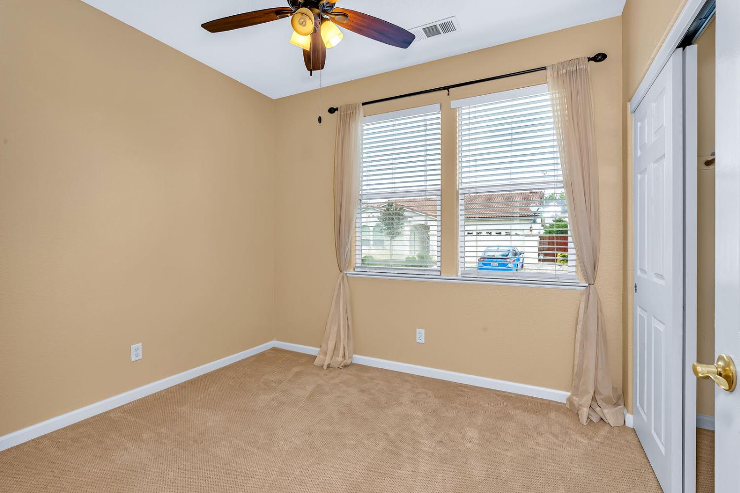 824 El Tesoro Ln, Los Banos, CA 93635