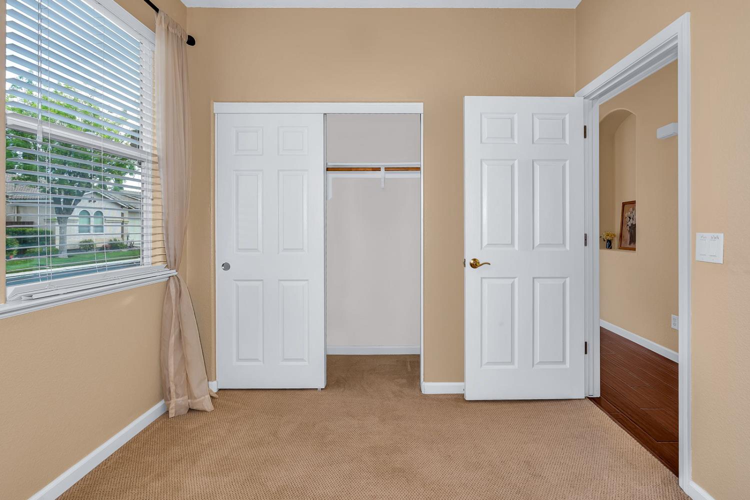 824 El Tesoro Ln, Los Banos, CA 93635