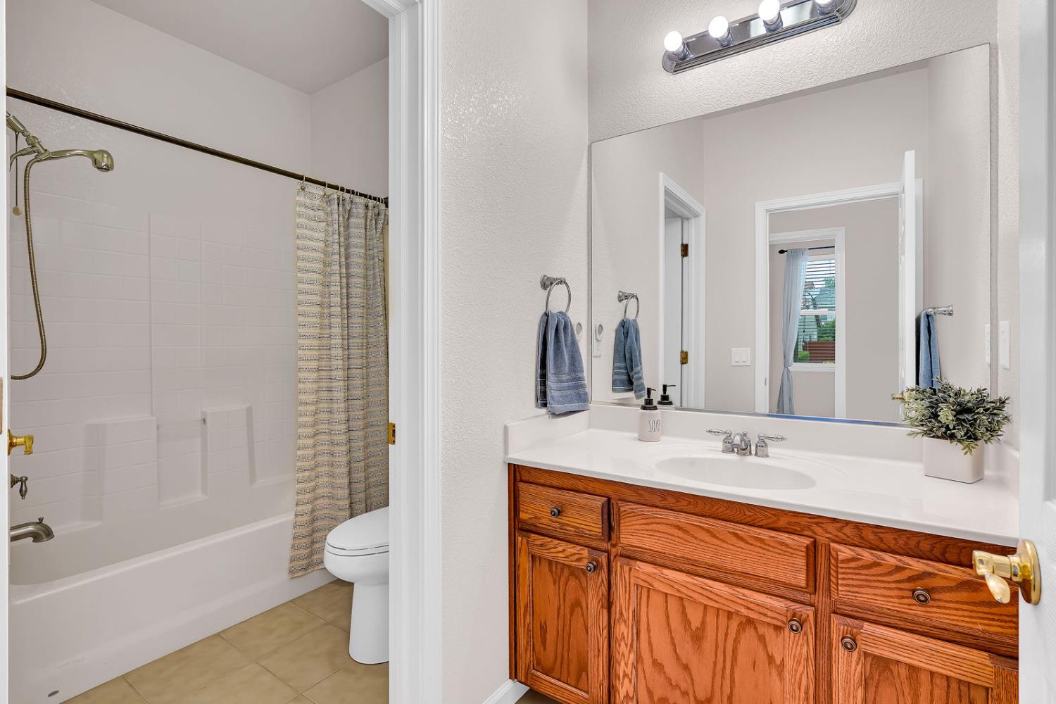 824 El Tesoro Ln, Los Banos, CA 93635