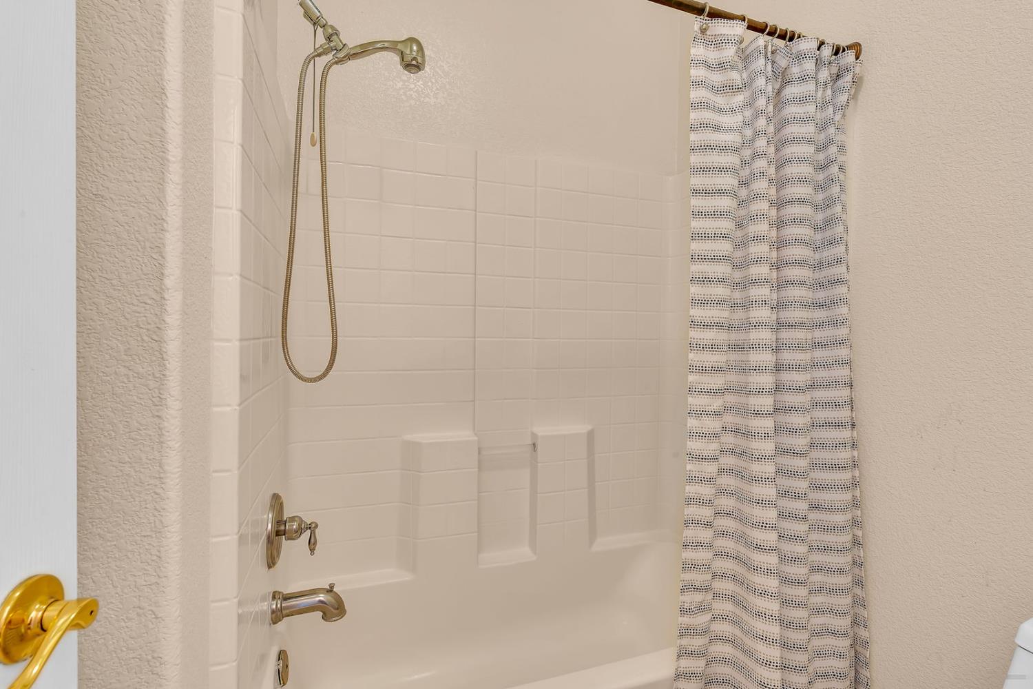 824 El Tesoro Ln, Los Banos, CA 93635