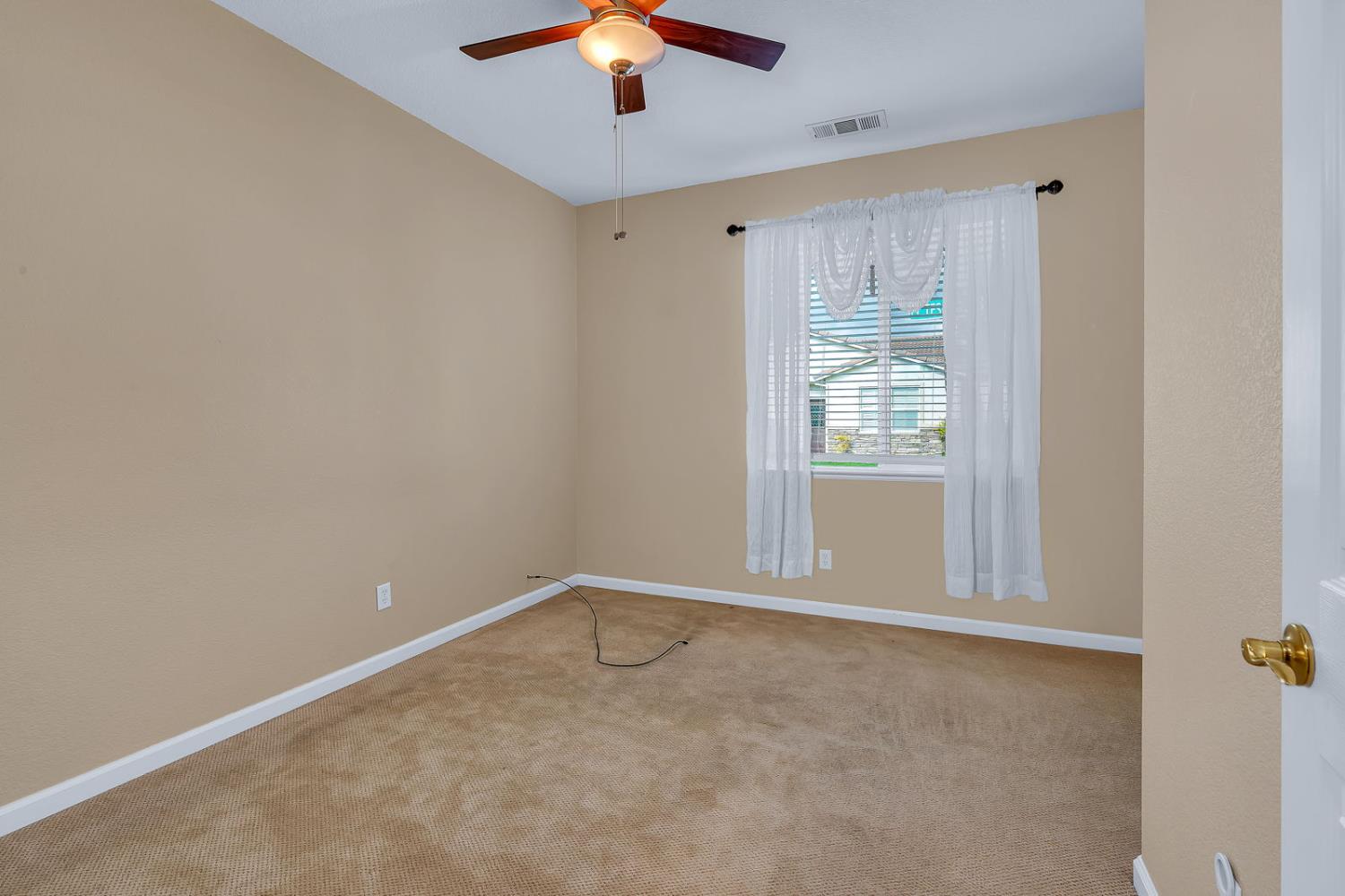 824 El Tesoro Ln, Los Banos, CA 93635