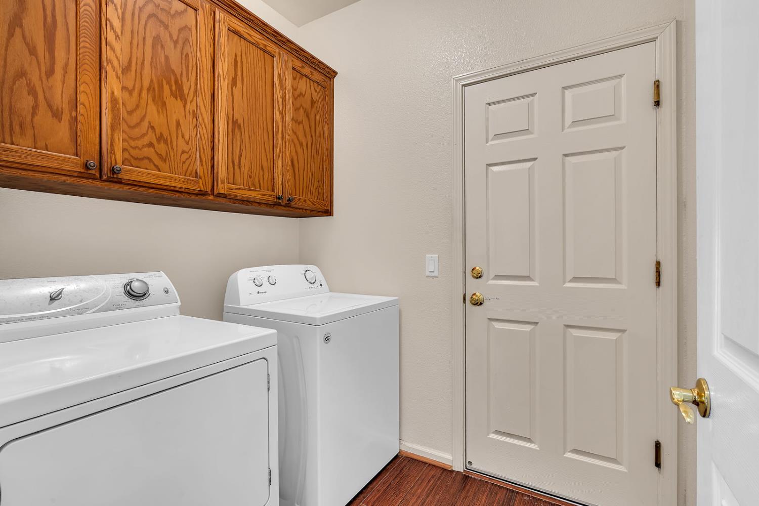 824 El Tesoro Ln, Los Banos, CA 93635