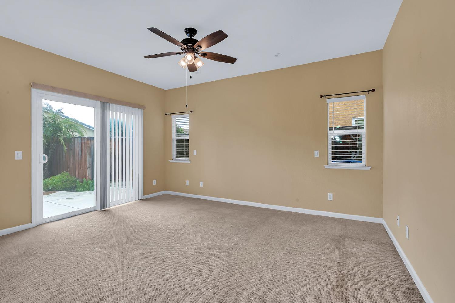 824 El Tesoro Ln, Los Banos, CA 93635