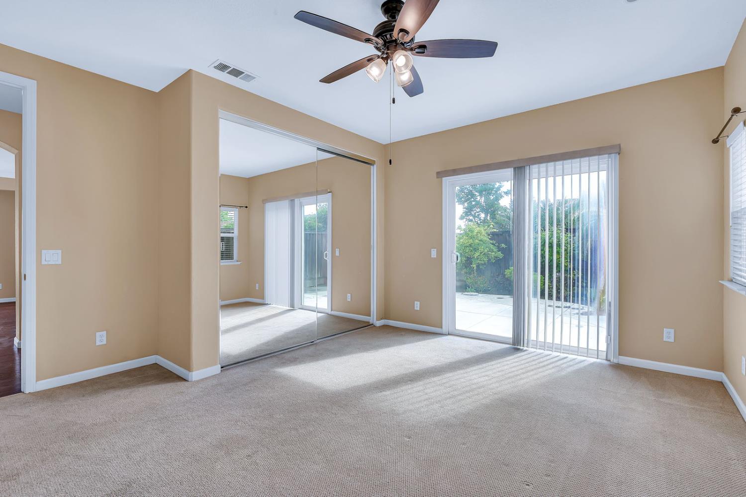 824 El Tesoro Ln, Los Banos, CA 93635