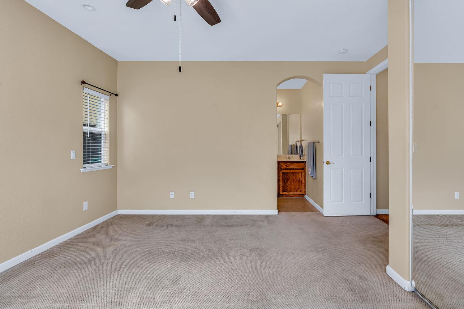 824 El Tesoro Ln, Los Banos, CA 93635