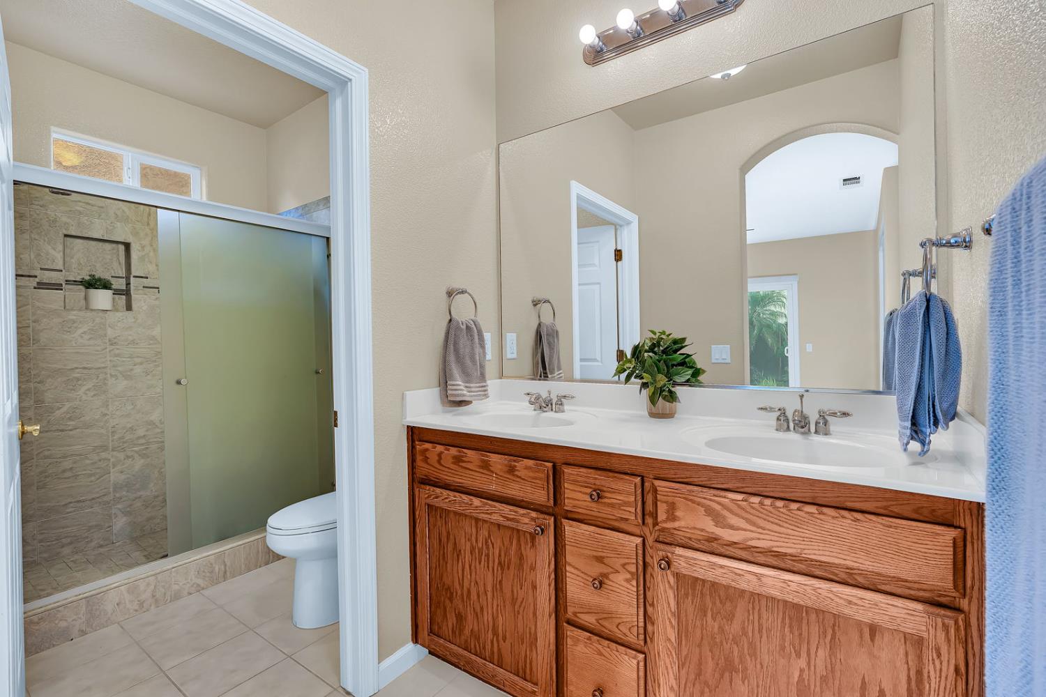 824 El Tesoro Ln, Los Banos, CA 93635