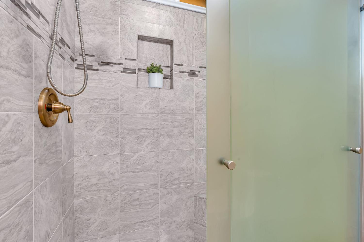 824 El Tesoro Ln, Los Banos, CA 93635